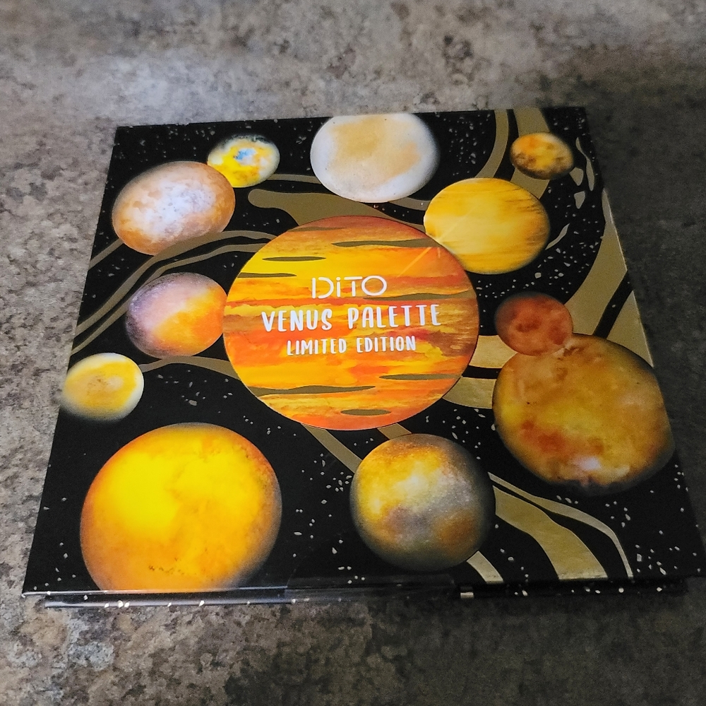 Dito Venus eyeshadow palette